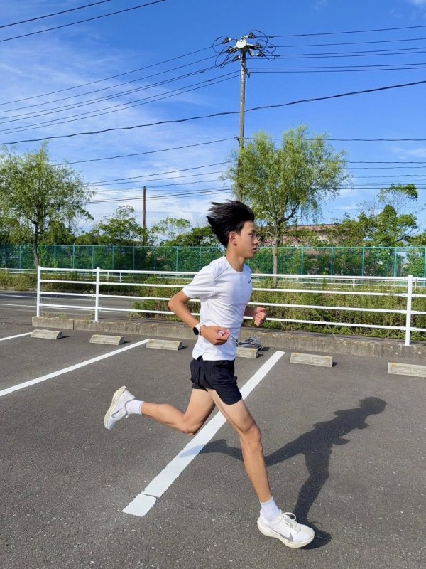 全國5000、10000公尺紀錄保持人簡子傑將與母親許玉芳共同為選手掛牌。