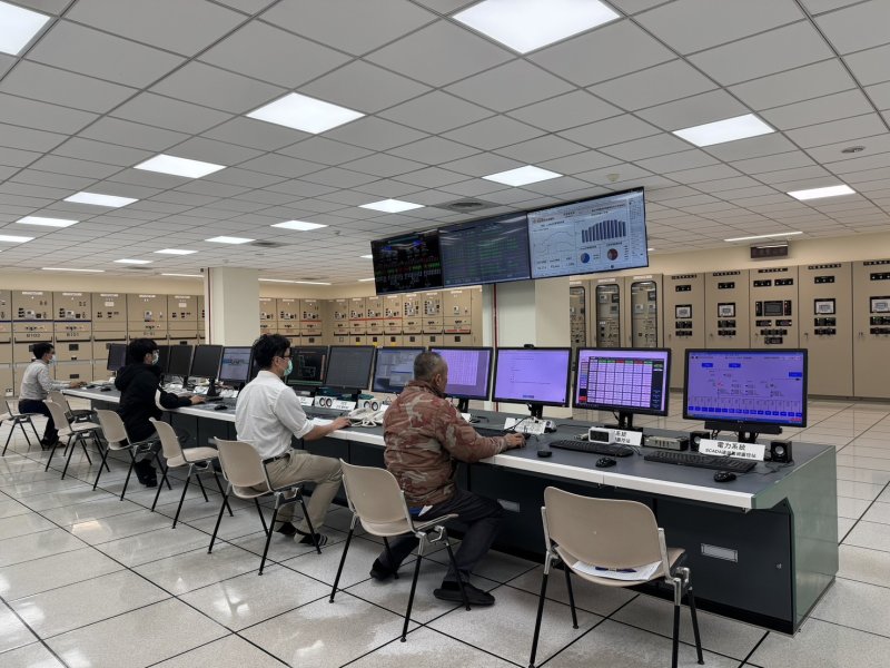 值班人員利用DCS中央監控系統與 BI能源分析平台，系統每15分鐘更新一次全院能耗數據，即時監測主機、泵浦、照明與空調負載狀況，實現能源即時化管理。(長庚醫院提供)