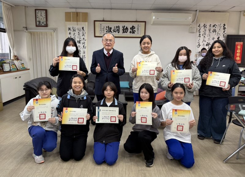 校長鄭文儀與獲得全國特優、優等的師生合影。