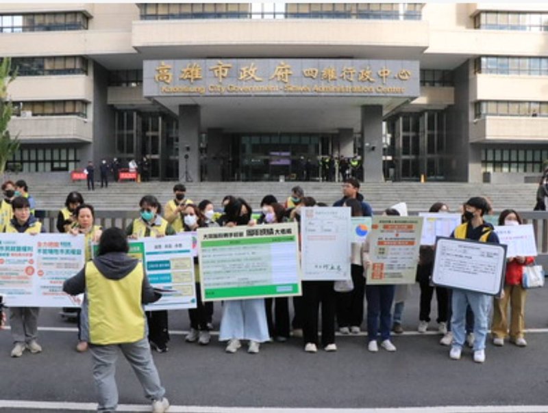 高雄市獨立總工會聯合高醫工會與大同醫院工會，今（8）日上午動員數百人前往高雄市政府前召開記者會，痛批移轉後「支票跳票、承諾落空」。