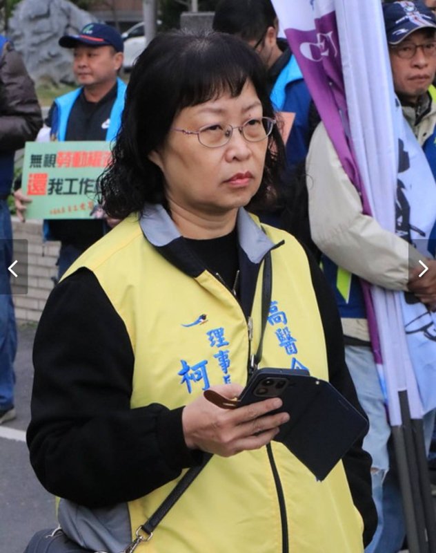 高醫工會理事長柯心炫帶領會員到市府前廣場表達意見。