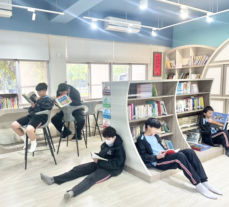 田寮國中鼓勵學生閱讀，營造隨處可閱讀，處處都是圖書館的氛圍，讓師生自然而然養成愛閱讀的習慣，全校學生在「愛閱網」平均通過閱讀數達三本以上，也是最愛閱讀的學校。