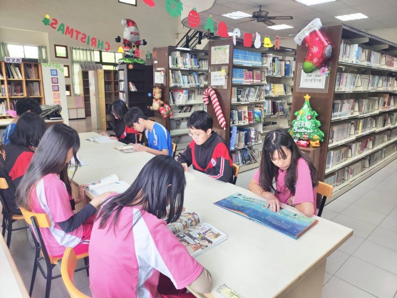 燕巢國中對新生鼓勵學生沐浴書香，沉浸閱讀，每週舉辦晨讀活動，以及班級書箱閱讀，提倡讀書風氣。