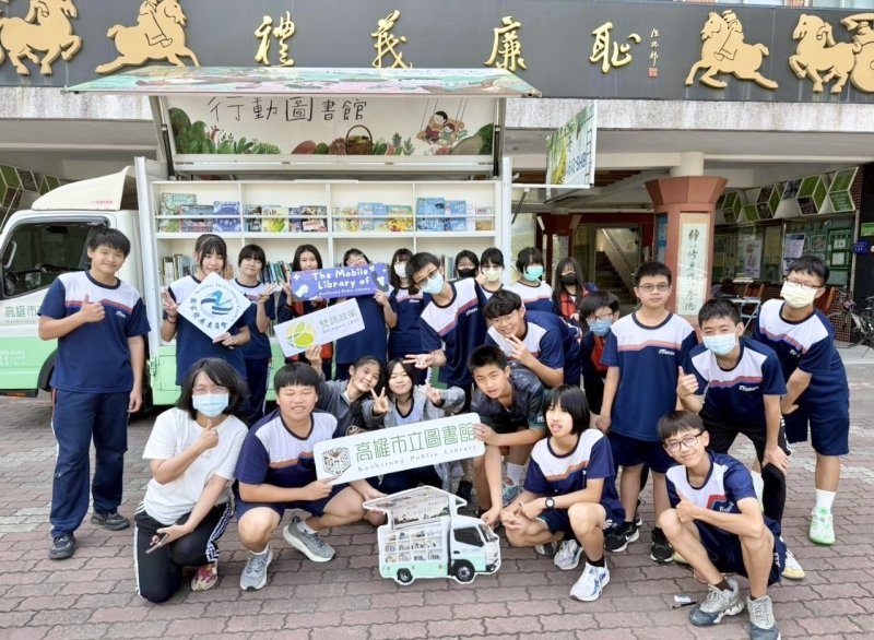 鳳甲國中結合數位閱讀，培養學生自主學習能力，並將閱讀融入各領域，讓學生理解「閱讀是所有學習的基礎能力」。