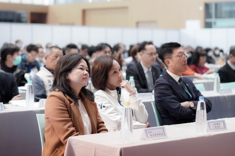 校長聆聽研討內容，關注視光教育發展。