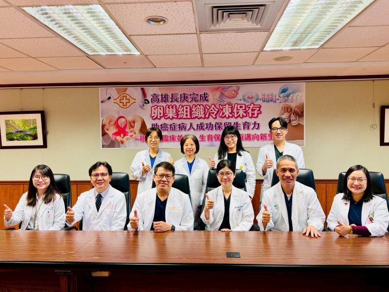 第一排，右起蔡妮瑾醫師、黃宣為醫師 、生殖醫學科蘇鈺婷主任 藍國忠院長、羅盛典教授（癌症希望基金會副董） 腫瘤科 黃詩諭醫師  第二排 右1:  連顥庭醫。師和住院醫師、技術團隊