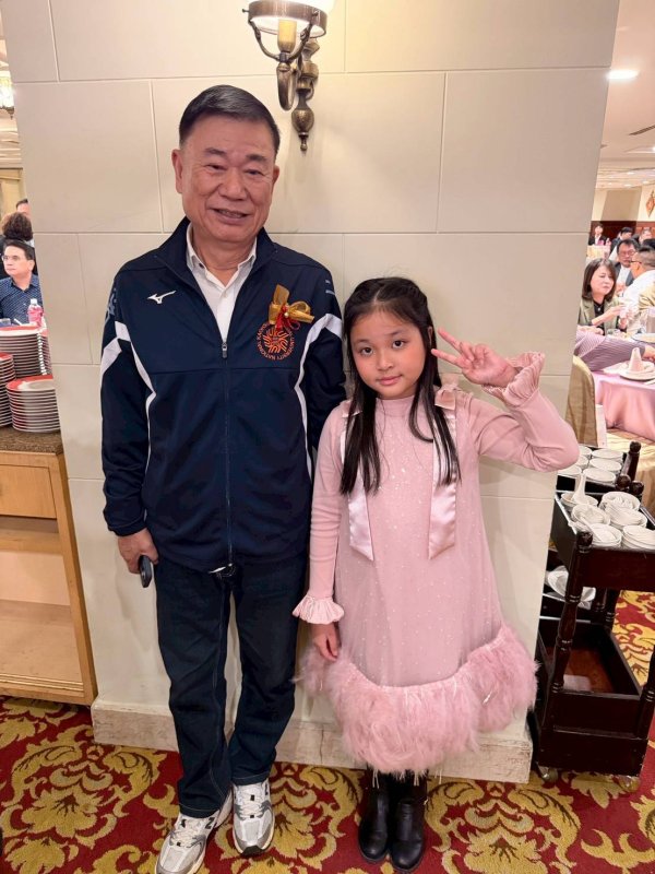 第九屆校友會理事黃新郡也帶著孫女，由知名電視小紅星的孫女獻唱，博來滿堂采。（漾新聞記者陳雯萍攝）