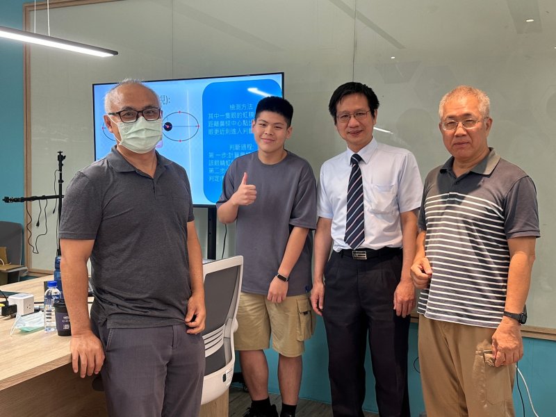 「斜視偵測系統及網頁介面開發113年度學生產業議題導向實務研究計畫」(左起)王三元老師、劉耿賓同學、賴昱宏醫師、吳榮慶老師。