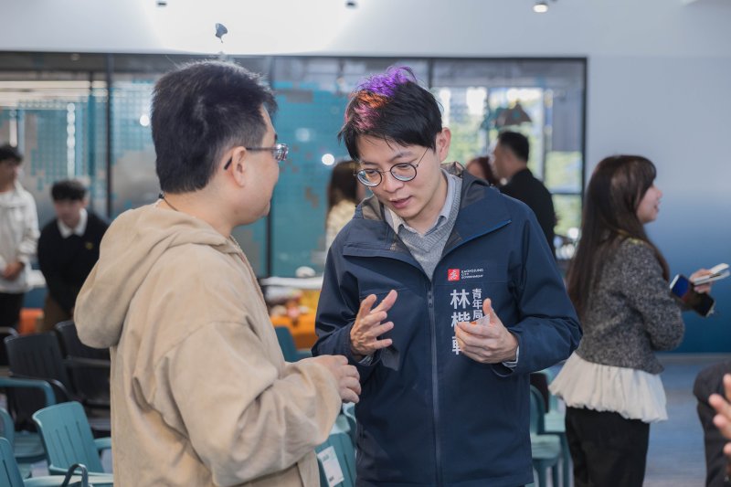 眾多青創團隊於會後把握機會積極向青年局與日月光代表請益，針對提案方向與場域驗證細節進行深度交流，展現高度參賽熱情。