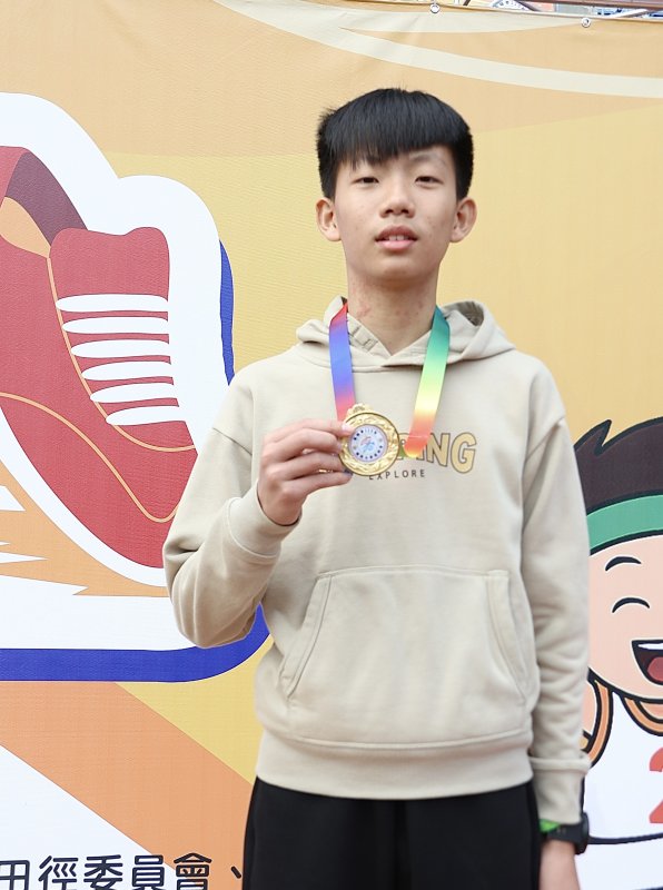 高雄市國小運動會男子跳高金牌，由新甲國小六年級蘇翌翔奪得。