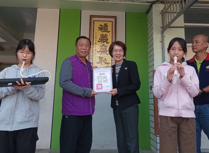 中右為文德國小丁吉文校長， 中左為高雄市家長協會黎明理事長。