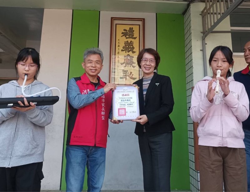 中右為文德國小丁吉文校長 中，左為高雄市家長聯盟洪志和總召。