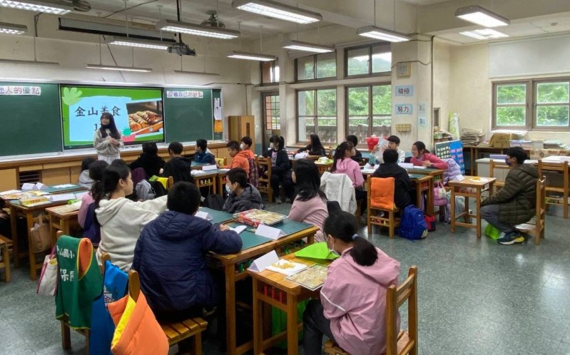 學生分組報告介紹在地美食。