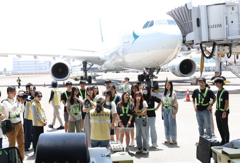 青年局辦理職場體驗，安排學生走進高雄小港國際機場停機坪，由航管人員說明飛航安全及地勤作業流程，認識航空產業專業分工。
