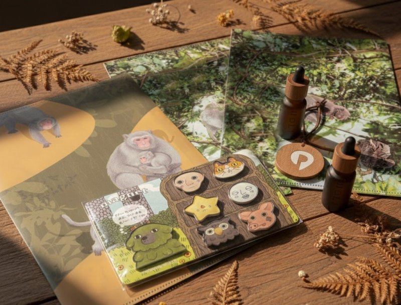 凡完成「山林闖關任務」即可獲得限量的精美生態好禮，包含「台灣獼猴共存推廣協會」資料夾、「異想之森」造型磁鐵組及森林氣味精油等，數量有限，送完為止。