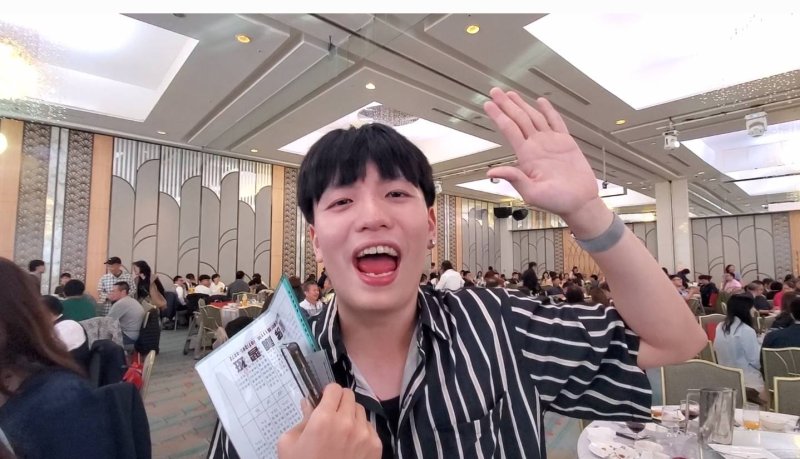 今年再被抽中二獎99999元，江威宏當場嗨到不行。（漾新聞記者陳雯萍攝）