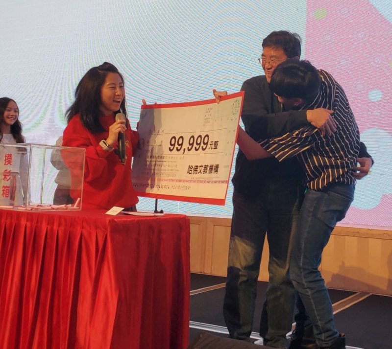 今年再被抽中二獎99999元，江威宏當場嗨到不行。（漾新聞記者陳雯萍攝）