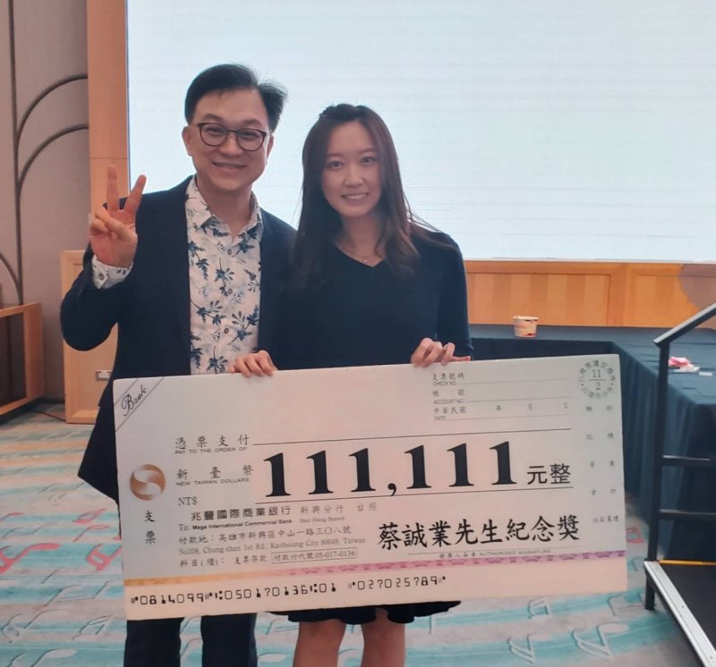 今年獲得第一獎的同仁李亭誼，獎金是111111元。（漾新聞記者陳雯萍攝）