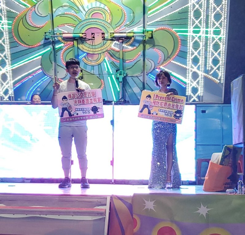 三民派出所員警也利用晚宴時間，現場進行防詐的宣導。(漾新聞記者陳雯萍攝)