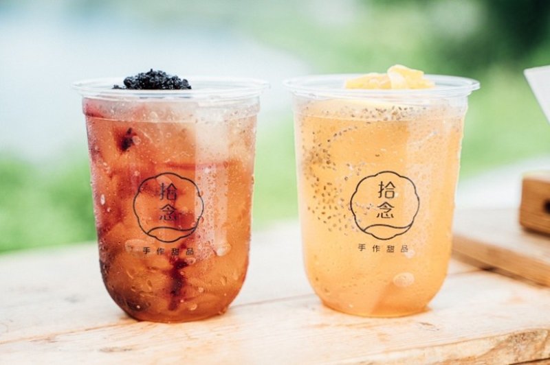 「拾念 手作甜品」主打商品桑葚愛玉（左）與檸檬愛玉（右），以天然食材與手洗工法累積顧客口碑。