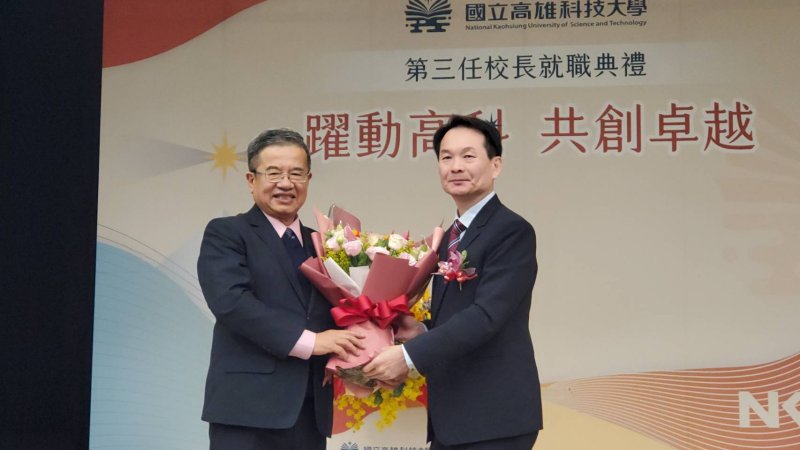 新任校長吳忠信為卸任校長楊慶煜獻花。（漾新聞記者陳雯萍攝）