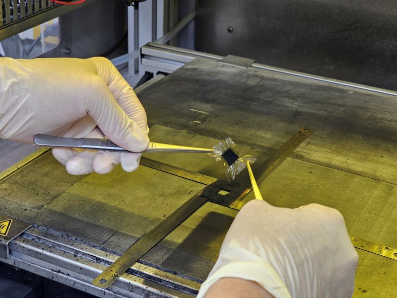 將質子交換膜噴塗上觸媒。