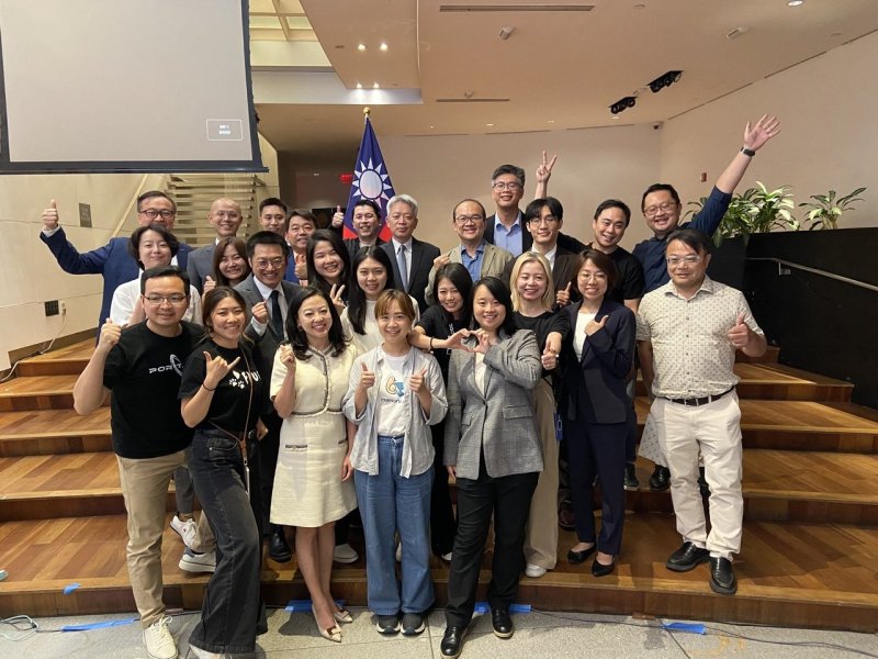 超智諮詢獲選為經濟部「台灣新創紐約落地加速計畫」15家代表團隊之一（後排左四為創辦人陳弘益博士）。