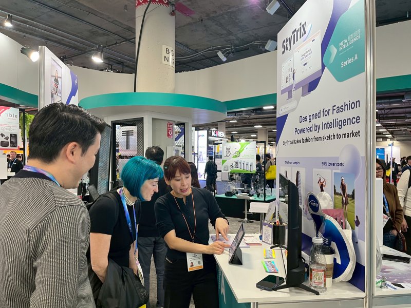 高雄青創團隊「超智諮詢有限公司」參加2026年美國CES展覽，向國際廠商展示自主研發之AI時尚平台「StyTrix」。