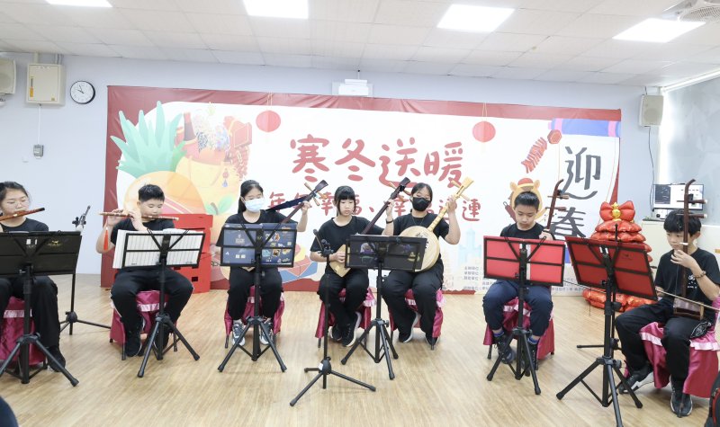 教育局今天在內門國中，感謝相關單位募集「幸福年菜」；現場並有觀亭國小絲竹樂、內門國中宋江藝陣，以及蔡典成、張學隆老師現場揮毫寫春聯。