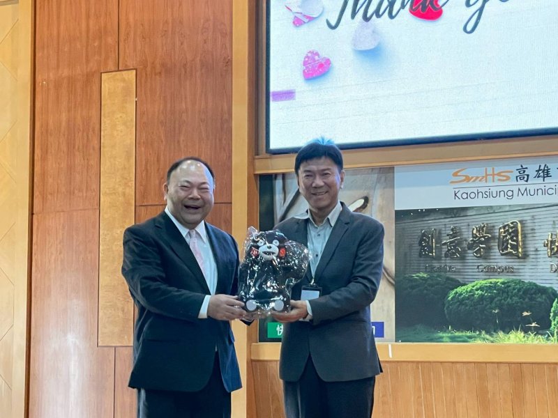 三民高中校長楊文堯與日本帶隊老師互贈禮物。