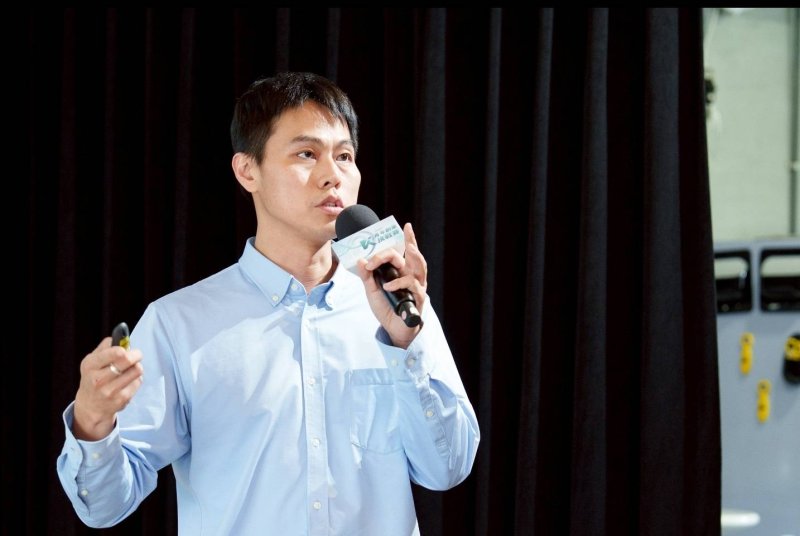 榮獲上屆「永續高雄：青年創業挑戰賽」冠軍的「恰口科研」創辦人柯志諭，以「百萬得主學長」身分出席北部說明會，向現場青創隊分享參賽歷程與備賽心法。