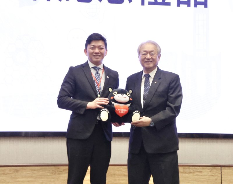 吳立森局長（左）致贈高雄熊給正修科技大學校長龔瑞璋（左），感謝學校提供國中校長會議舉行地點。