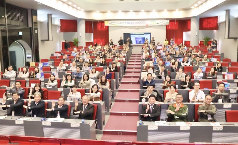 今年國中校長會議因為接著就是農曆年，市府也在愛河畔舉辦冬日遊樂園活動，會中，教育局吳立森與國中校長們比出超人力霸王「斯佩修姆光線（Specium Ray）」手勢，象徵守護校園。(教育局提供)