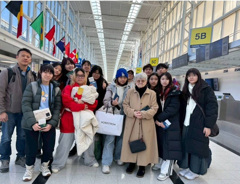 芝加哥拉丁高中學術事務主管(Director of Academic Affairs, Ingrid)到芝加哥機場送行。