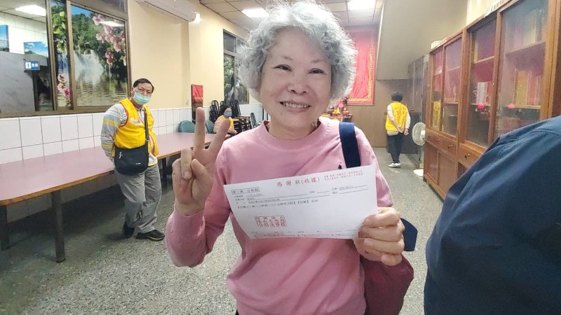 第一位擲出3個聖杯的是里民鄭淑英。（漾新聞記者陳雯萍攝）