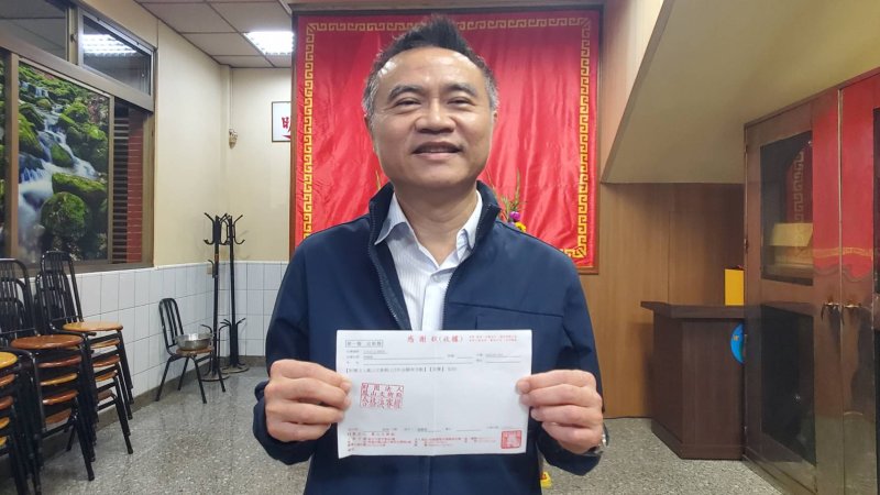 另一位是男性，也是信徒。他說剛才與過關的師姐握手集氣，沒想到真的擲出3個聖杯。（漾新聞記者陳雯萍攝）