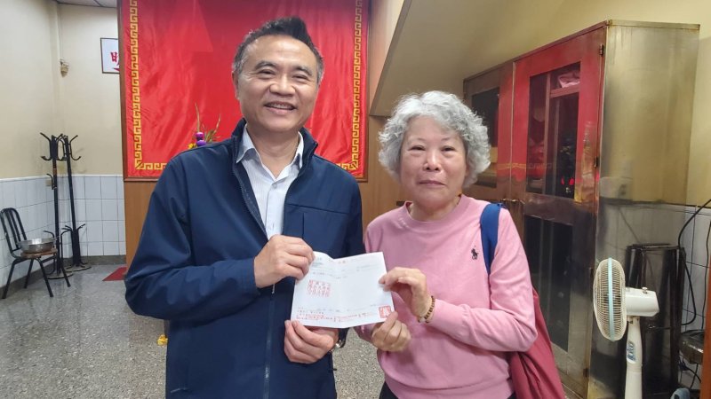 他們今天都擲出3,個聖杯，取得決賽資格。（漾新聞記者陳雯萍攝）