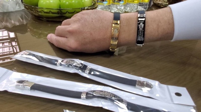 兩款時尚手環，有金色面與黑色面板二款，時尚又能保平安，男女適戴，數量有限，動作要快！（漾新聞記者陳雯萍攝）