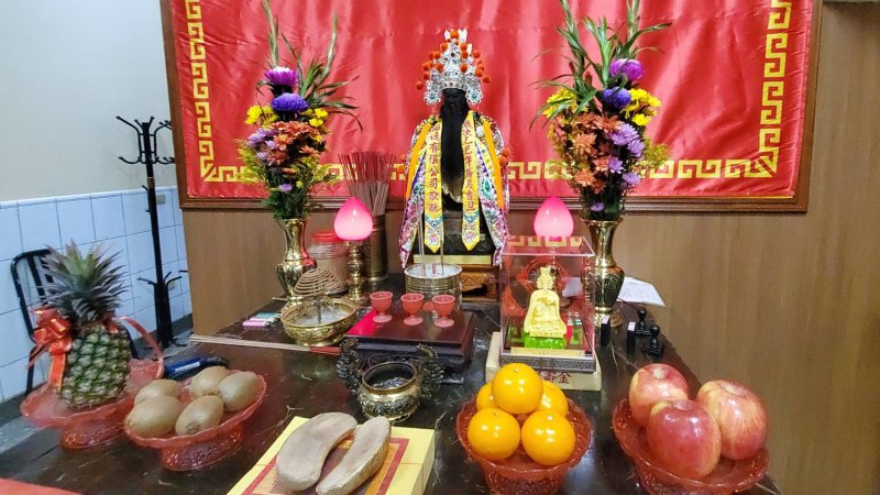 純金打造的首獎「金關帝」，重達二兩四錢重。（漾新聞記者陳雯萍攝）