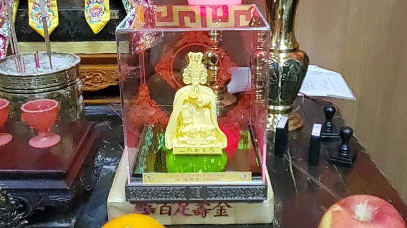 純金打造的首獎「金關帝」，重達二兩四錢重。（漾新聞記者陳雯萍攝）