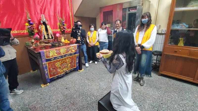 上午的開杯儀式後，信徒不斷湧入擲筊。（漾新聞記者陳雯萍攝）