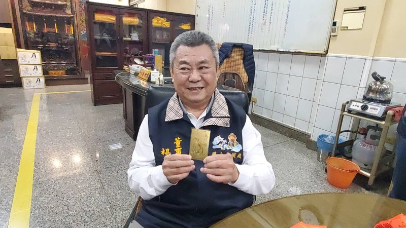 董事長楊世忠說明，農曆大年初一前來廟裡祈福的民眾，還可獲馬年開運錢母，總共有一萬五千枚。（漾新聞記者陳雯萍攝）
