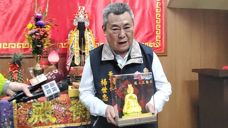 董事長楊世忠與重達二兩四錢，市價超過50幾萬元的「金關帝」。（漾新聞記者陳雯萍攝）