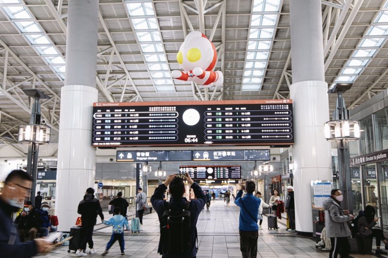 超人力霸王飛進左營高鐵站 春節返鄉第一站超吸睛