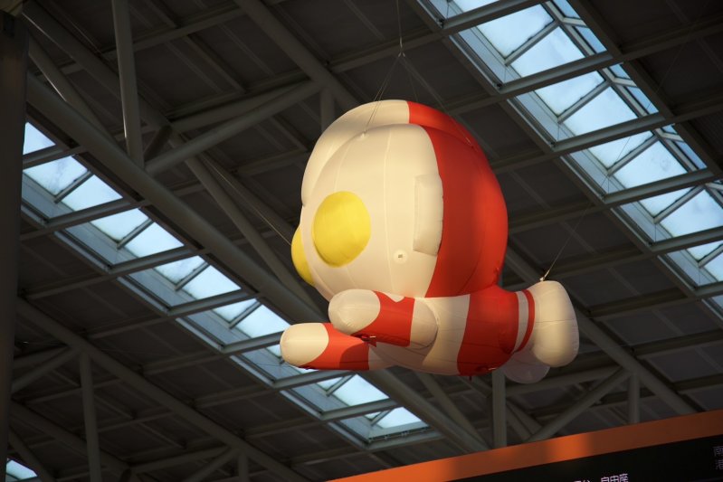 超人力霸王飛進左營高鐵站 春節返鄉第一站超吸睛