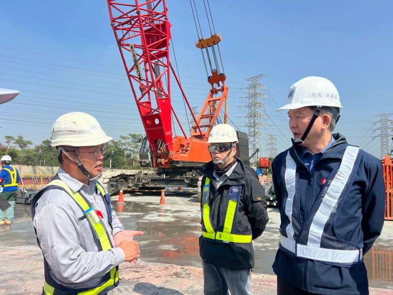 捷運工程局局長吳嘉昌於年節前夕親赴各工區督導，強調以「安全第一」為最高原則，確保春節期間工區安全無虞，守護市民安心過年。（高捷局提供）