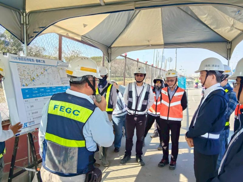 捷運工程局局長吳嘉昌於年節前夕親赴各工區督導，強調以「安全第一」為最高原則，確保春節期間工區安全無虞，守護市民安心過年。（高捷局提供）