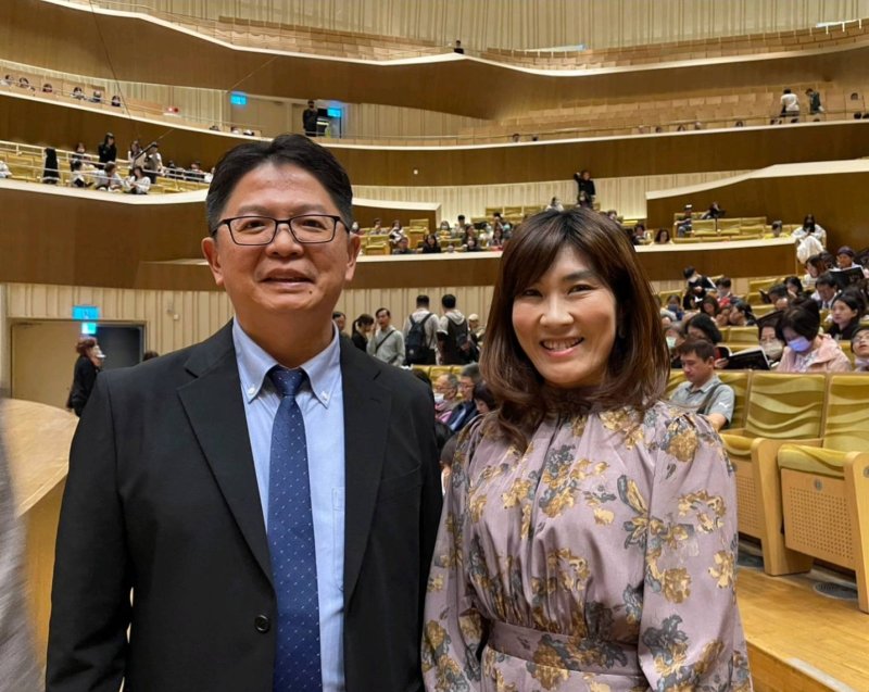 新興國中音樂班傑出校友，現任壽山國中校長林宜家，雄中音樂班、高師大音樂系、臺師大音樂研究所碩士，目前攻讀中山大學教育研究所博士班，音樂底蘊深厚。左為新興高中校長朱學雄。（新興高中提供）