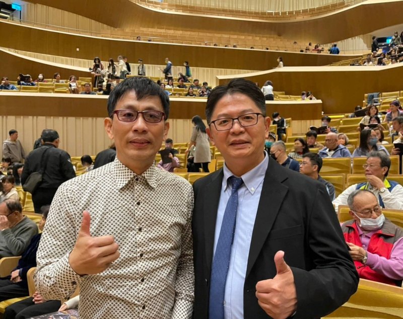 東海大學創意設計暨藝術學院許和捷院長（左）， 原任台師大總務長，8/1將就任台南應用科技大學校長，現場，他直說新興樂團表現非常好，許院長相當的陶醉美妙音樂饗宴，不時的點頭、拍手。右為新興高中校長朱學雄。（新興高中提供）