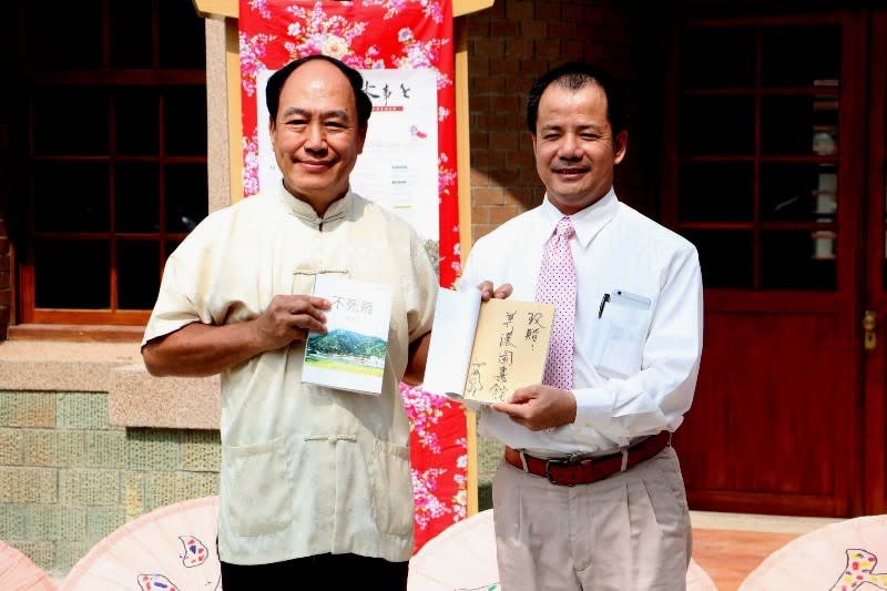 創作40年，先前獲得91個文學獎。圖為其獲得第85座文學獎的頒獎。